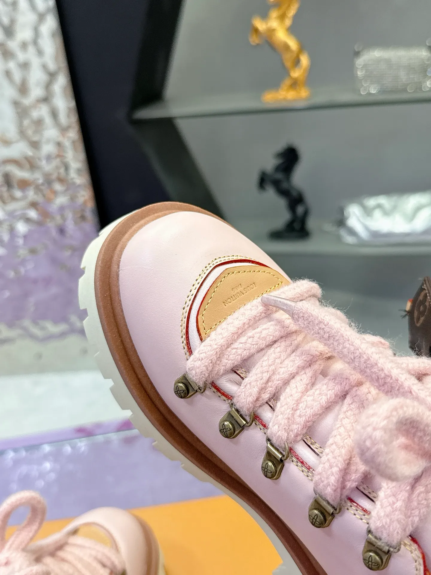 Factory price: 700💰 LV | Louis Vuitton 🧡💚2025 autumn and winter new style, top version ⚠️ The counter features the latest LV REMIX lace-up mountaineering derby shoes, new hard goods 🆕 ❥BS purchasing level! Full of high-end feel! A popular model among bloggers at home and abroad, it’s retro and fashionable, and looks stunning on your feet! Mainly recommended model on the official website★ ▪️Upper: top-quality first-layer cowhide ▪️Inner lining: imported sheepskin ▪️Outsole: original molded T men's shoes 💰U anti-slip outsole ▪️Sole height: 3.5cm ▪️Shoe size: Female 35-41 (41 customized, non-refundable) Male 39-45 (46 customized, non-refundable)